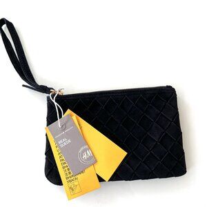 🆕NWT H&M Black Suede Wristlet